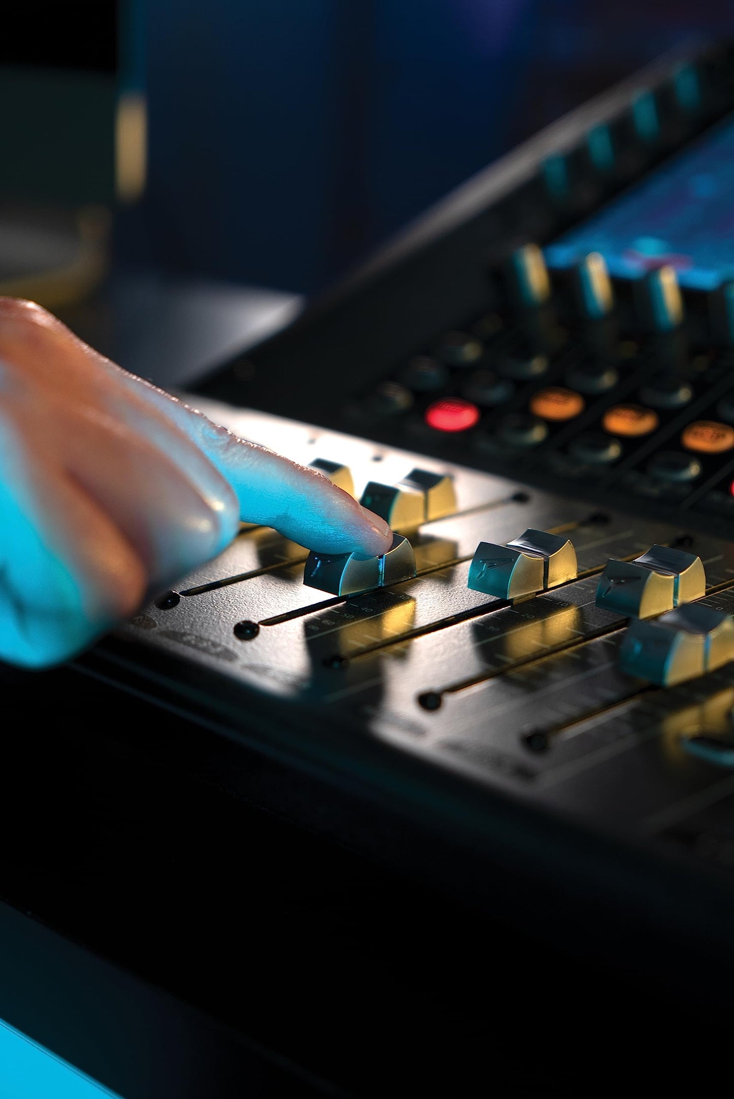Peavey Aureus 28 Digital Mixer – 28-Input / 14-Output Mixing Console - Deccan Retail