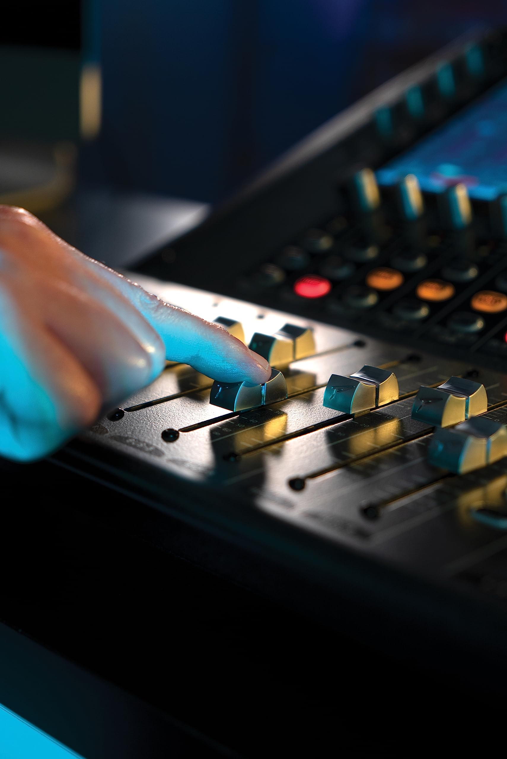 Peavey Aureus 28 Digital Mixer – 28-Input / 14-Output Mixing Console - Deccan Retail